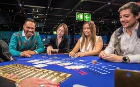Antarmuka aplikasi mobile cryptobet77 menampilkan pertandingan Liga 1 dan opsi permainan live casino